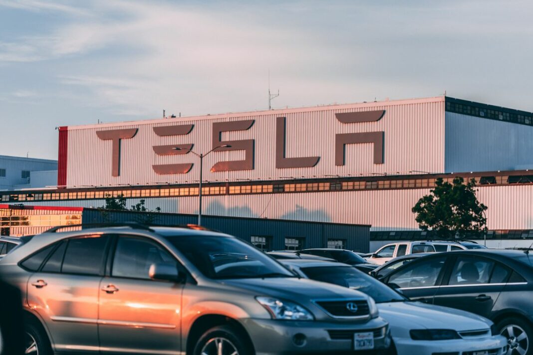 Pourquoi Tesla a vendu 75 % de ses Bitcoins - canva