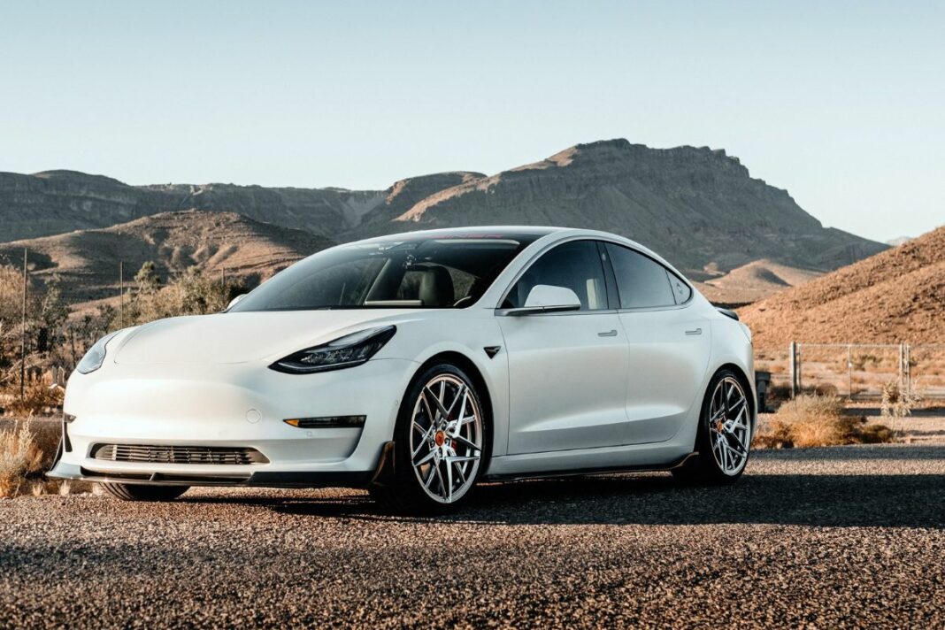 Peut-on vraiment miner du Bitcoin avec sa Tesla - canva